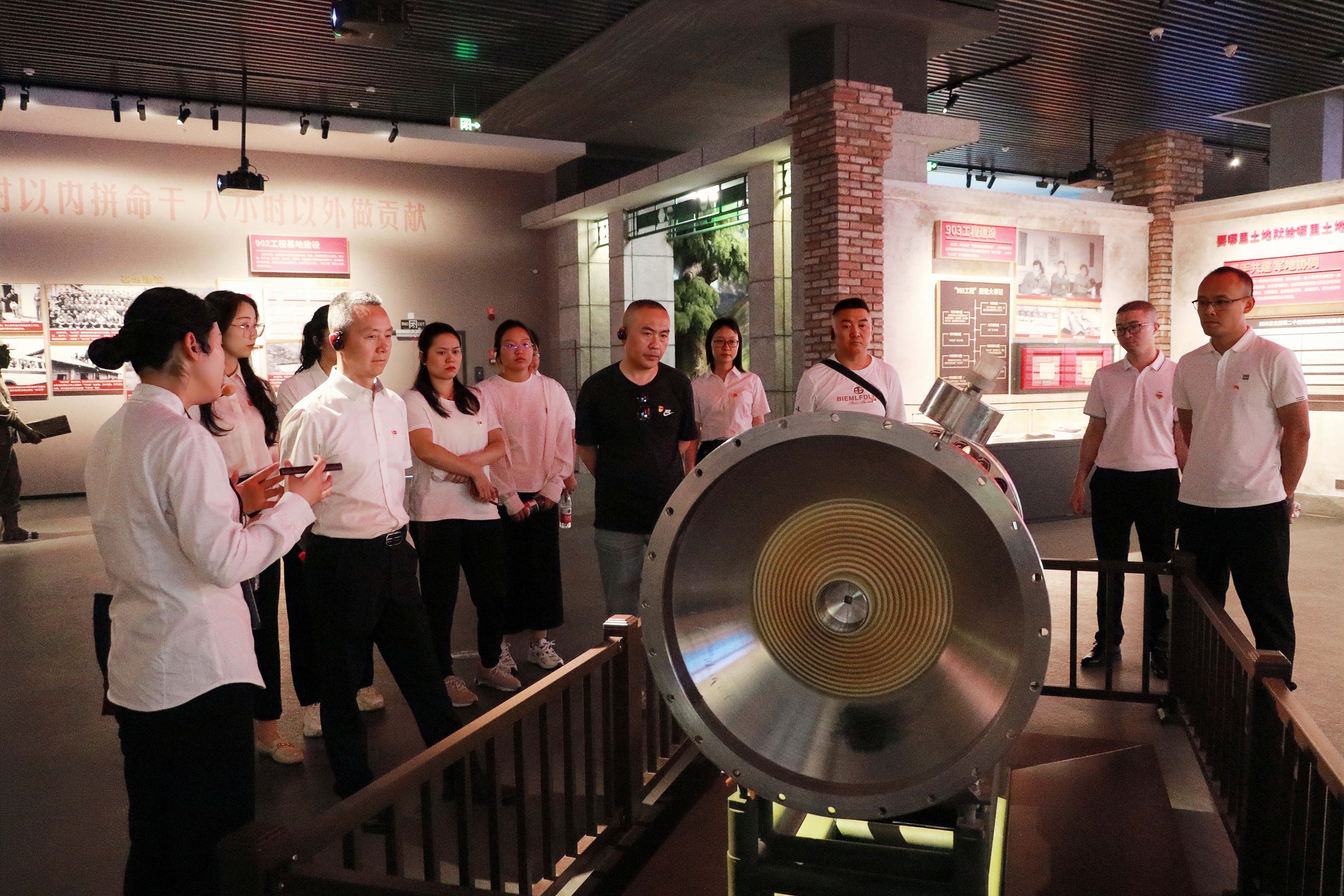  传承红色基因 弘扬“两弹一星”精神 |  suncitygroup太阳新城党支部联合青义商会企业党支部开展主题党建活动